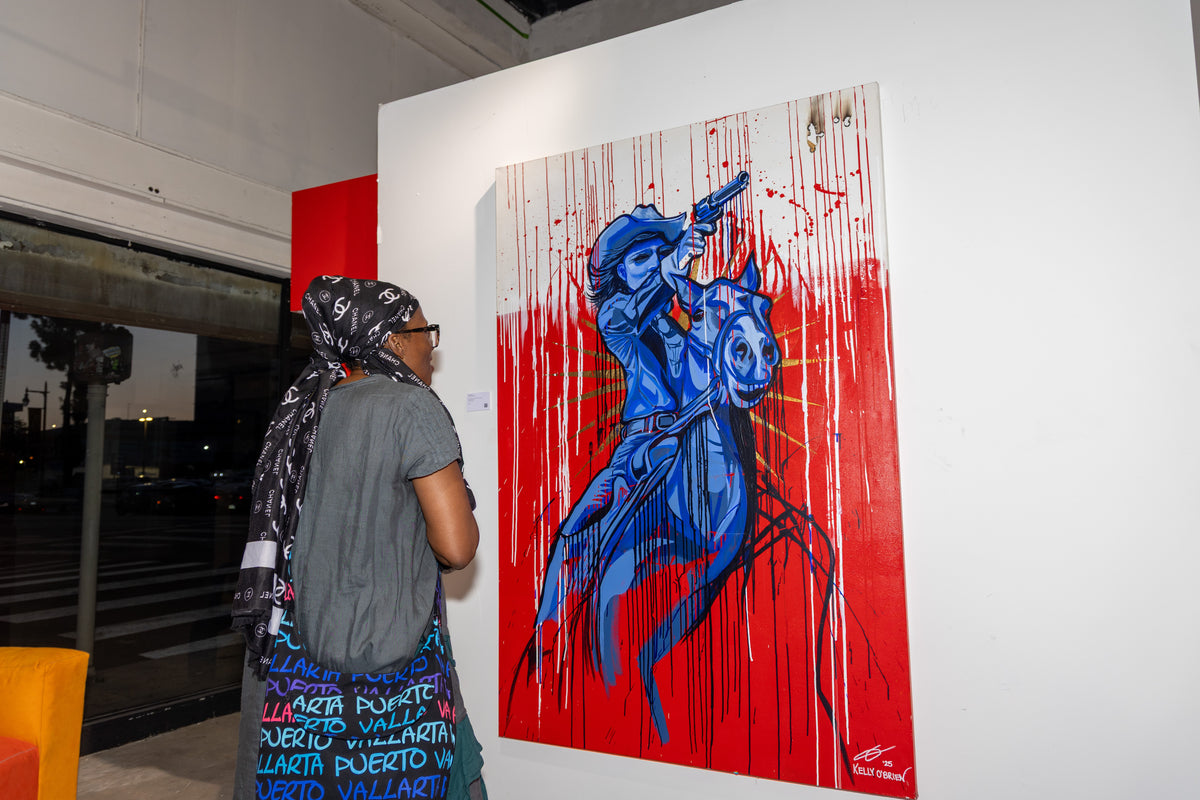 A visitor in front of a blue rider on a red ground